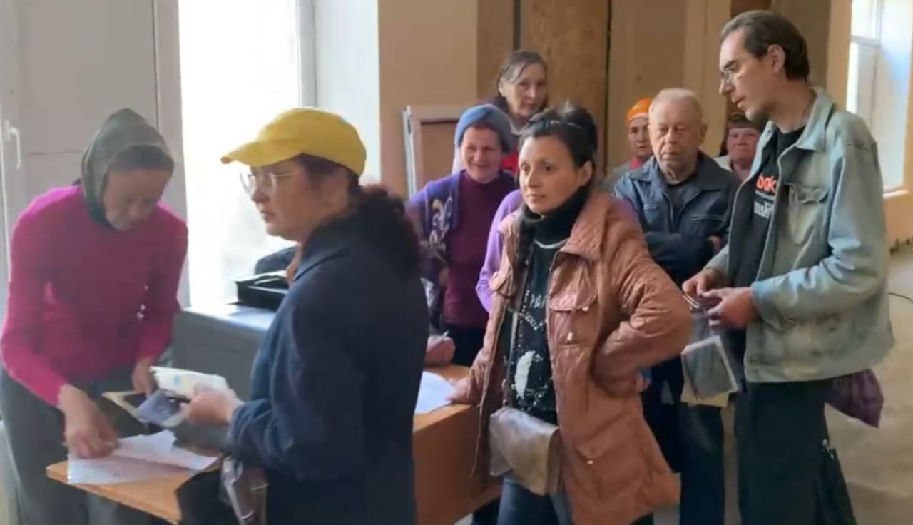 У Маріуполі Донецької області в приміщенні школи №9 російські окупанти розпочали реєстрацію приватного житла мешканців.