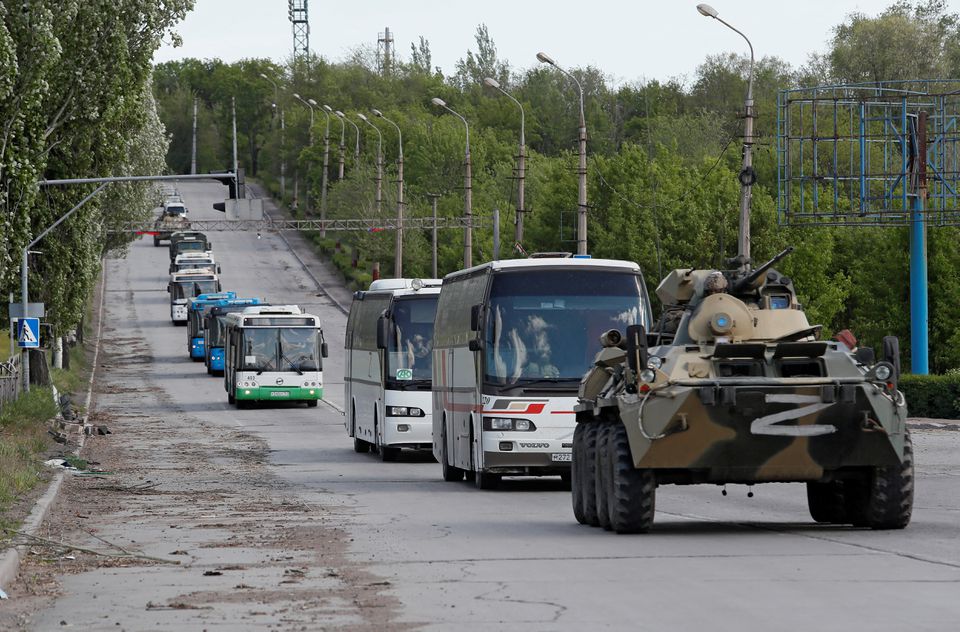З "Азовсталі" виїхало мінімум 7 автобусів з українськими захисниками під наглядом росіян – Reuters