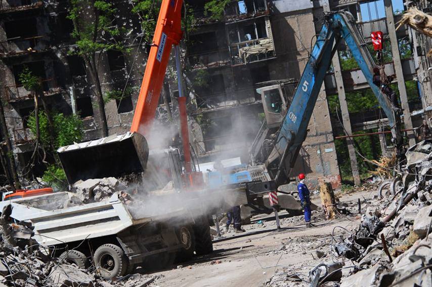 Окупанти зносять будинки у Маріуполі без розбору завалів, тіла вбитих прибирають разом з бетоном
