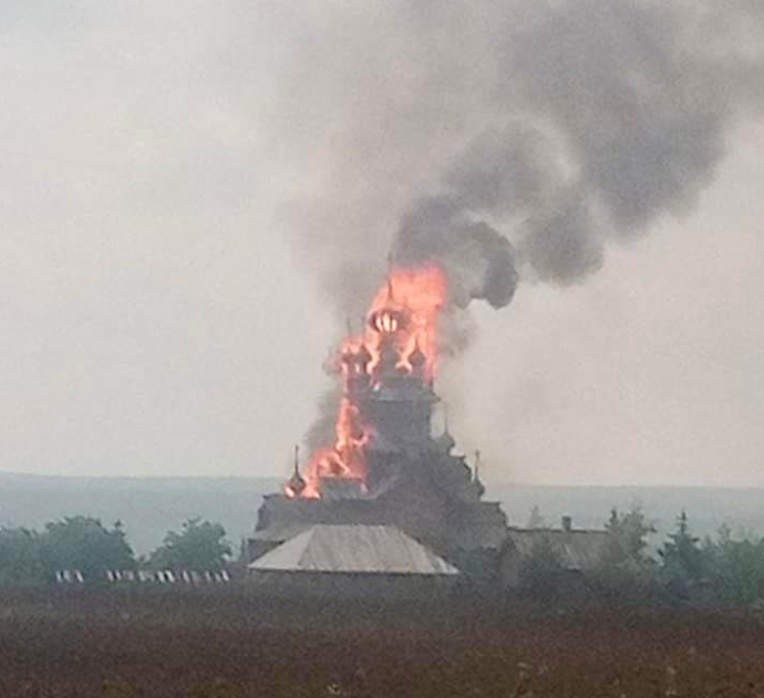 Через обстріли РФ палає святиня Святогірської Лаври на Донеччині